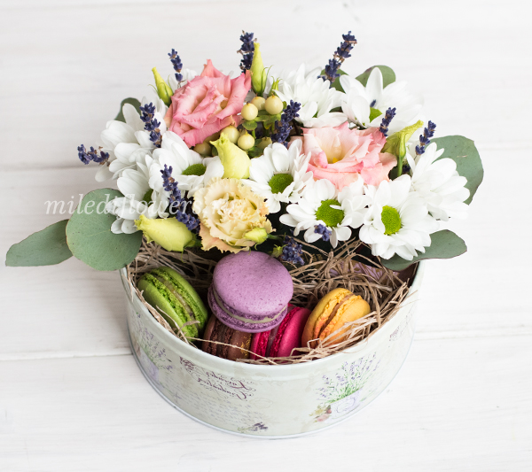 Мини-коробка с цветами и макарони "Черничный кекс"